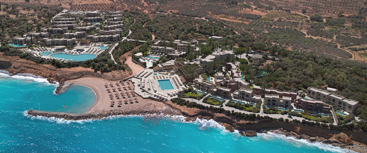 Luftansicht des Hotels Ananea Rocrita in der typischen Landschaft Kretas gelegen am türkisblauem Meer.